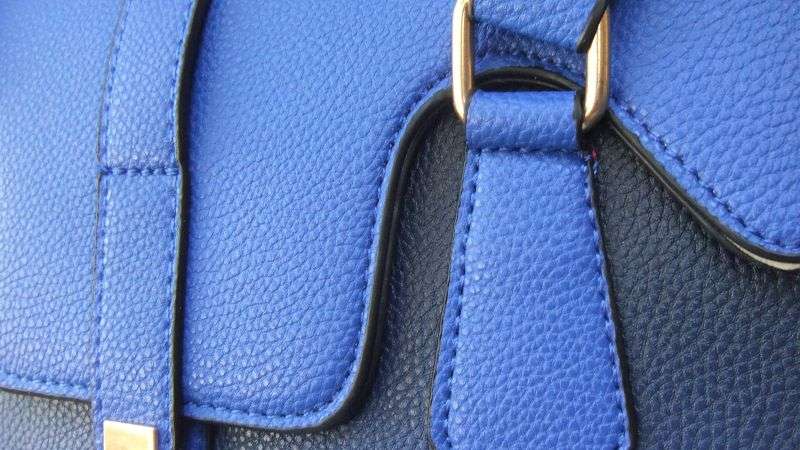 A GORGEOUS LEATHER LOOK LADIES HANDBAG IN DIFFERENT SHADES OF BLUE !! BRAND NEW !! FREE COMBINING !!