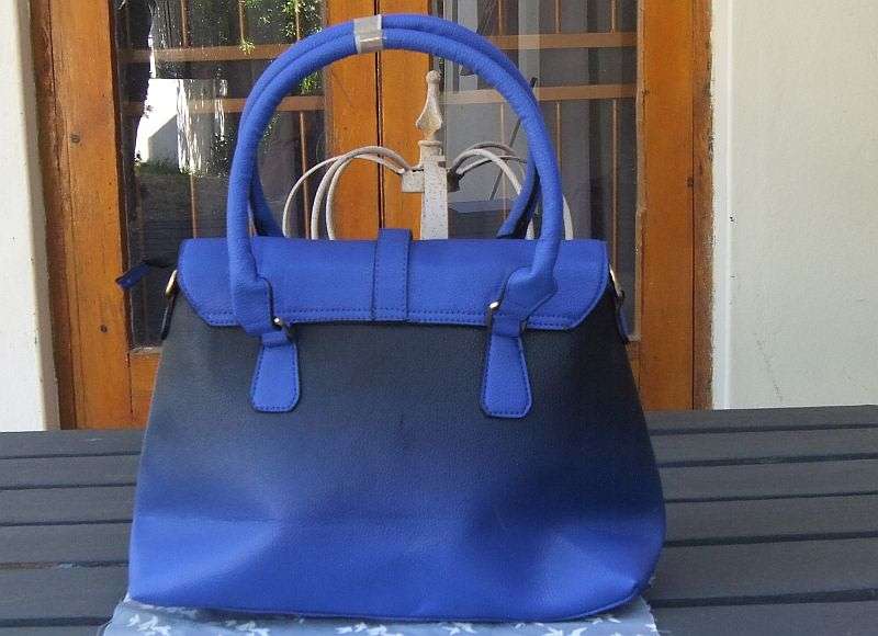 A GORGEOUS LEATHER LOOK LADIES HANDBAG IN DIFFERENT SHADES OF BLUE !! BRAND NEW !! FREE COMBINING !!