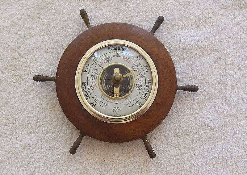 STUNNING !! A VINTAGE BAROMETER MADE IN ENGLAND BY SHORTLAND SHAPED AS A SHIPS WHEEL