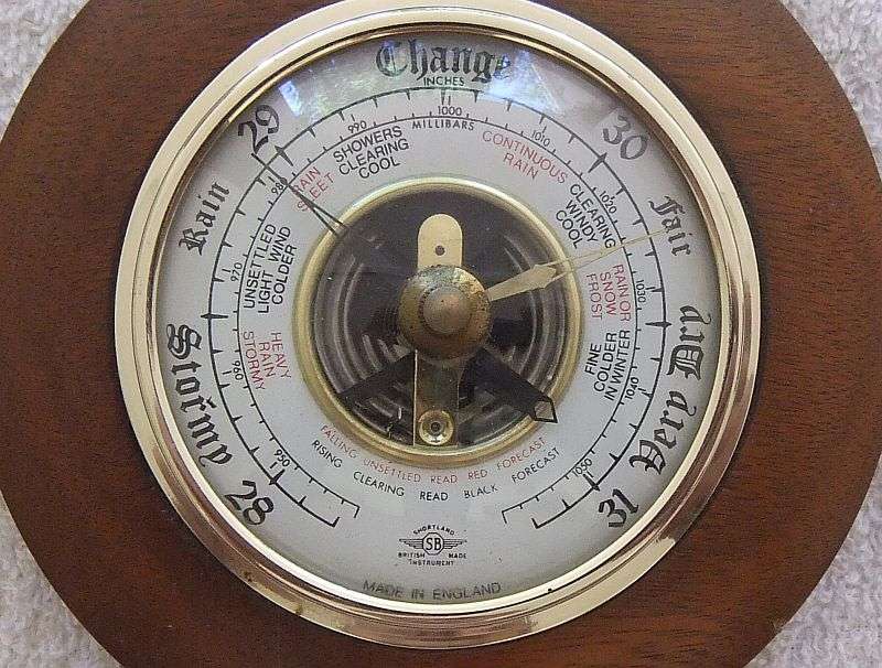 STUNNING !! A VINTAGE BAROMETER MADE IN ENGLAND BY SHORTLAND SHAPED AS A SHIPS WHEEL