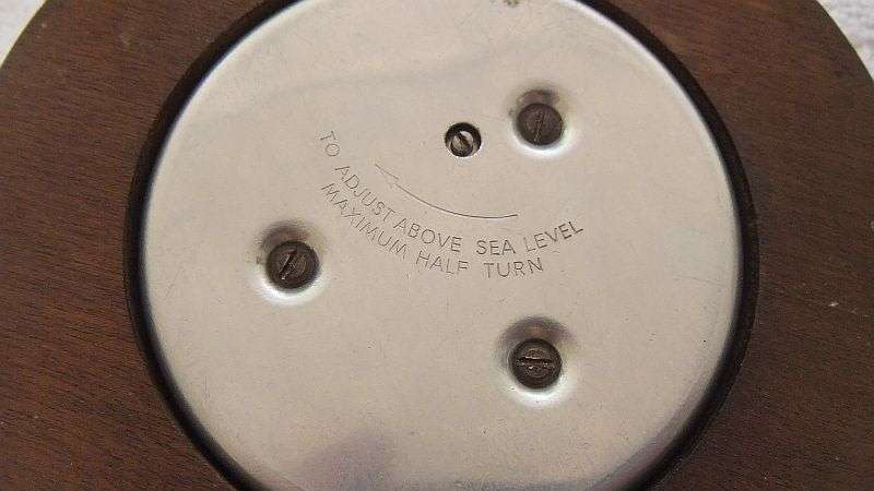 STUNNING !! A VINTAGE BAROMETER MADE IN ENGLAND BY SHORTLAND SHAPED AS A SHIPS WHEEL