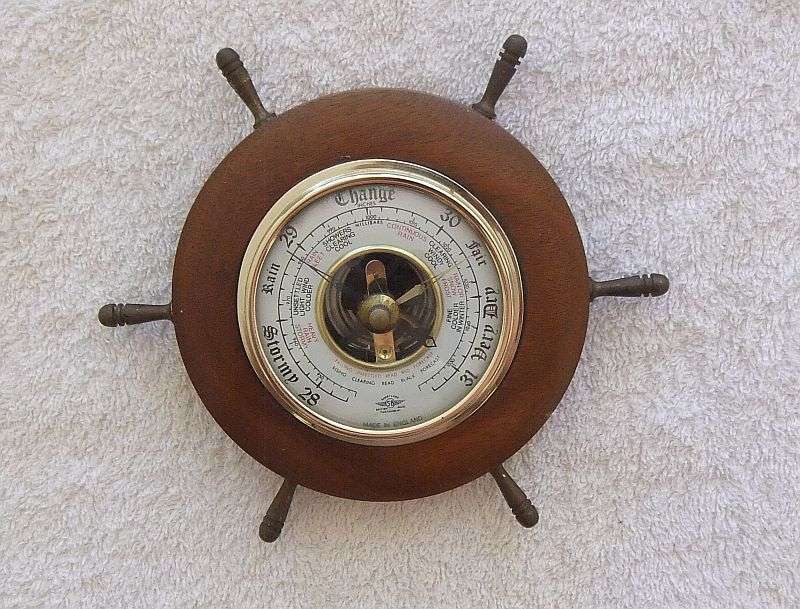 STUNNING !! A VINTAGE BAROMETER MADE IN ENGLAND BY SHORTLAND SHAPED AS A SHIPS WHEEL