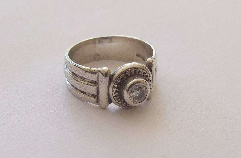 A GOOD QUALITY STERLING SILVER RING SET WITH A SINGLE FACETED STONE