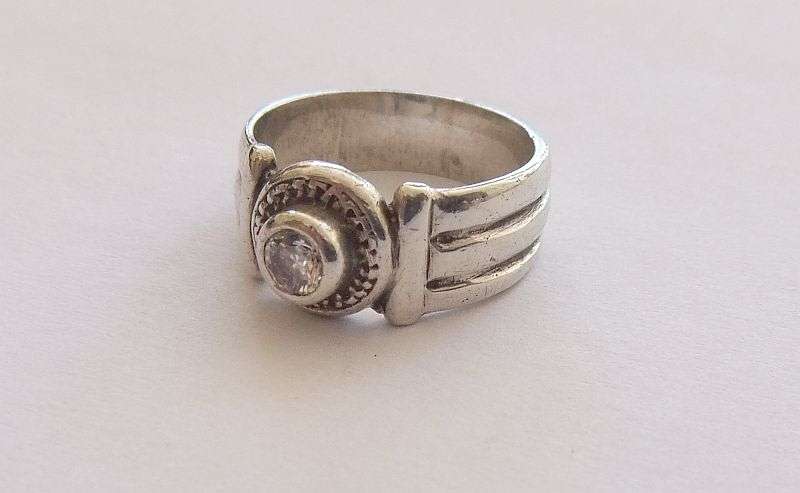 A GOOD QUALITY STERLING SILVER RING SET WITH A SINGLE FACETED STONE