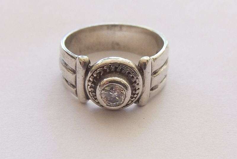 A GOOD QUALITY STERLING SILVER RING SET WITH A SINGLE FACETED STONE