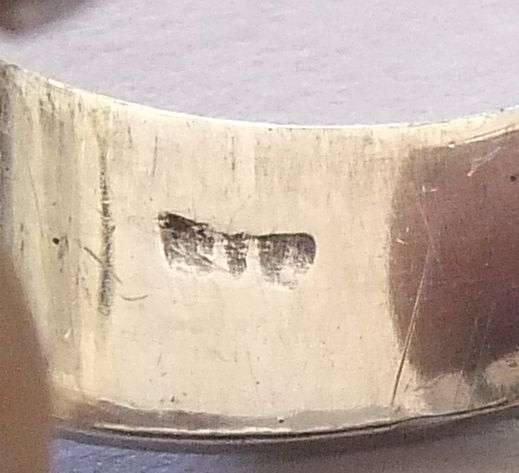 A GOOD QUALITY STERLING SILVER RING SET WITH A SINGLE FACETED STONE