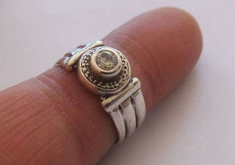 A GOOD QUALITY STERLING SILVER RING SET WITH A SINGLE FACETED STONE