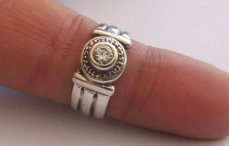 A GOOD QUALITY STERLING SILVER RING SET WITH A SINGLE FACETED STONE