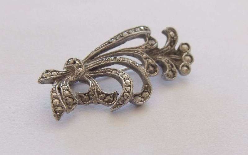 A VINTAGE STERLING SILVER BROOCH SET WITH MARCASITE