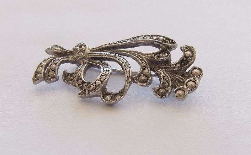 A VINTAGE STERLING SILVER BROOCH SET WITH MARCASITE