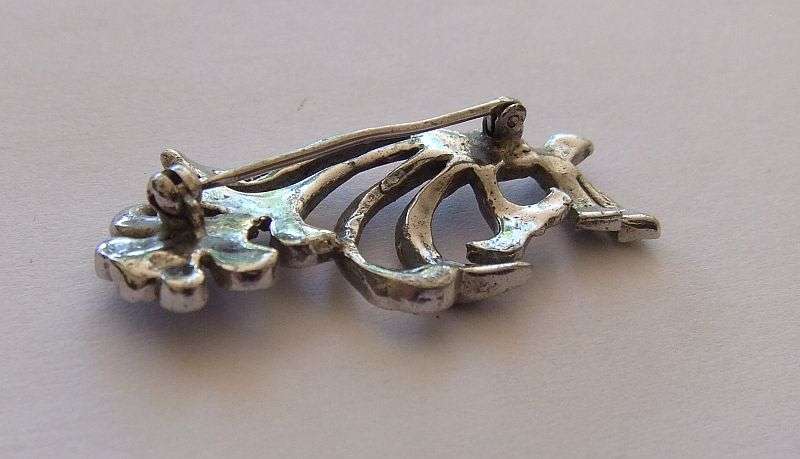 A VINTAGE STERLING SILVER BROOCH SET WITH MARCASITE