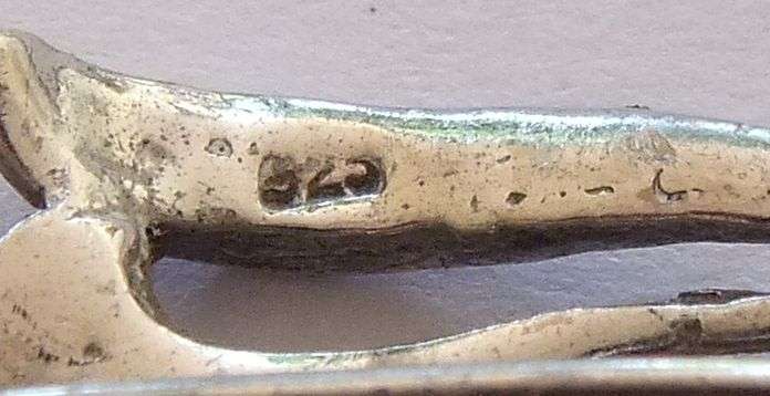 A VINTAGE STERLING SILVER BROOCH SET WITH MARCASITE