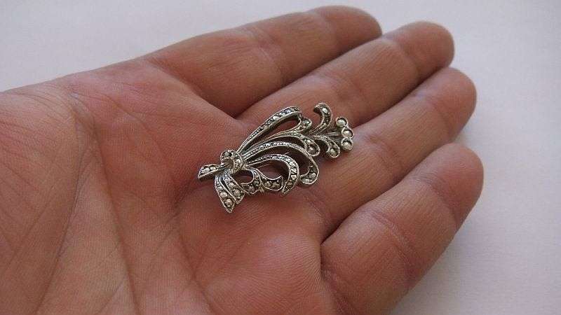 A VINTAGE STERLING SILVER BROOCH SET WITH MARCASITE