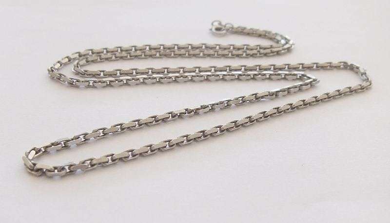 A STRONG VINTAGE STYLE CHAIN LINK EXTRA LONG STERLING SILVER NECKLACE