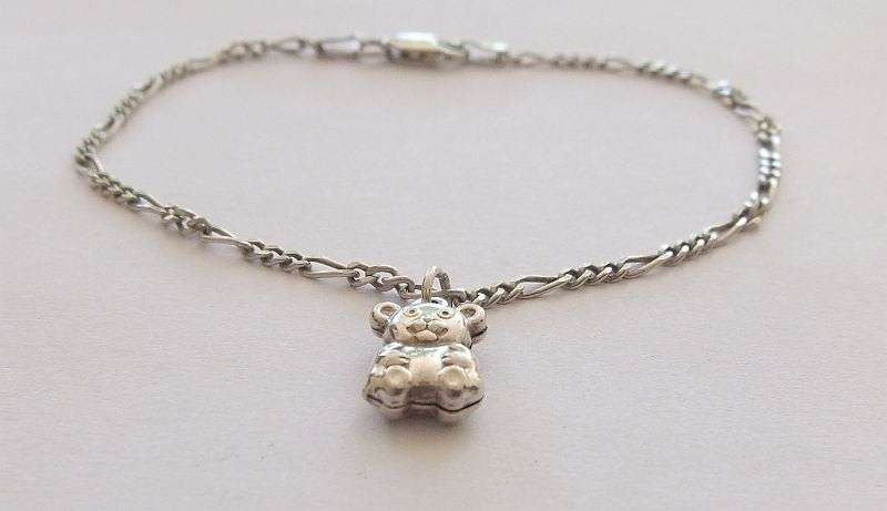 A GOOD QUALITY STERLING SILVER STARTER CHARM BRACELET WITH ONE CHARM
