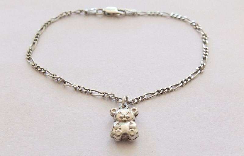 A GOOD QUALITY STERLING SILVER STARTER CHARM BRACELET WITH ONE CHARM