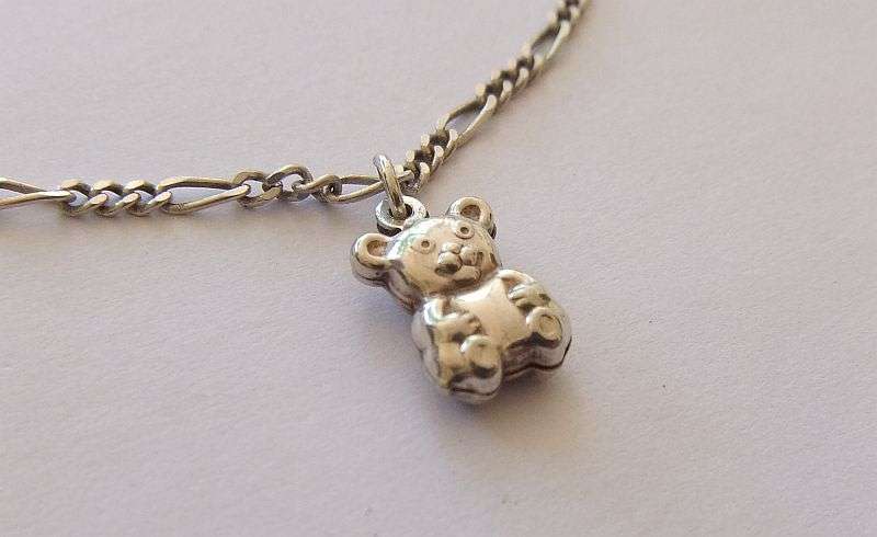 A GOOD QUALITY STERLING SILVER STARTER CHARM BRACELET WITH ONE CHARM