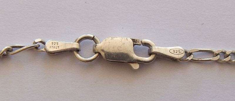 A GOOD QUALITY STERLING SILVER STARTER CHARM BRACELET WITH ONE CHARM