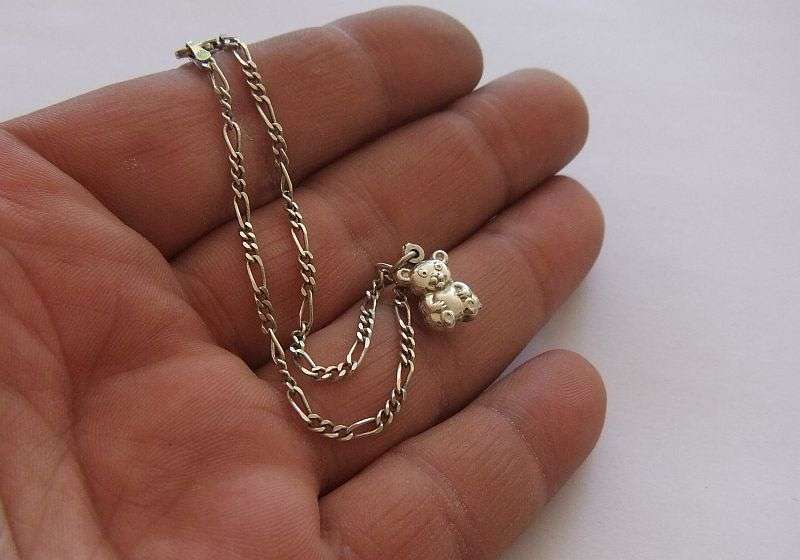 A GOOD QUALITY STERLING SILVER STARTER CHARM BRACELET WITH ONE CHARM