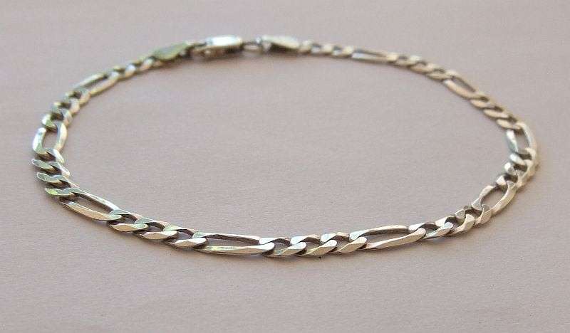 A GOOD QUALITY STERLING SILVER BRACELET