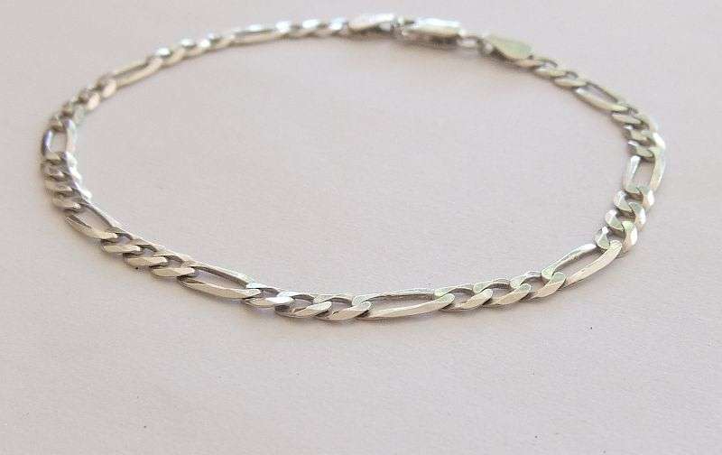 A GOOD QUALITY STERLING SILVER BRACELET