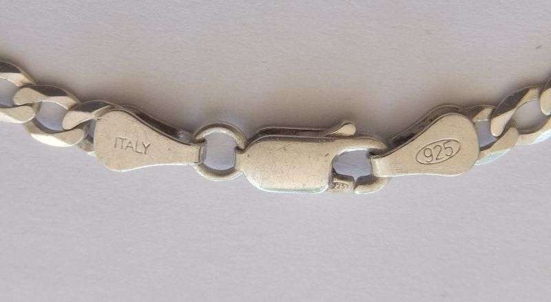 A GOOD QUALITY STERLING SILVER BRACELET