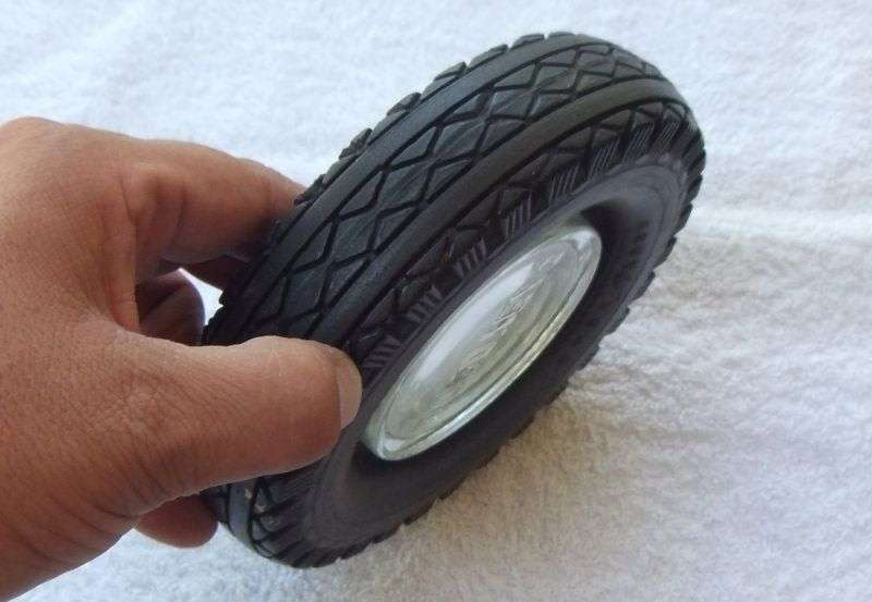 TOO COOL !! A VINTAGE GOODYEAR TYRE ASHTRAY