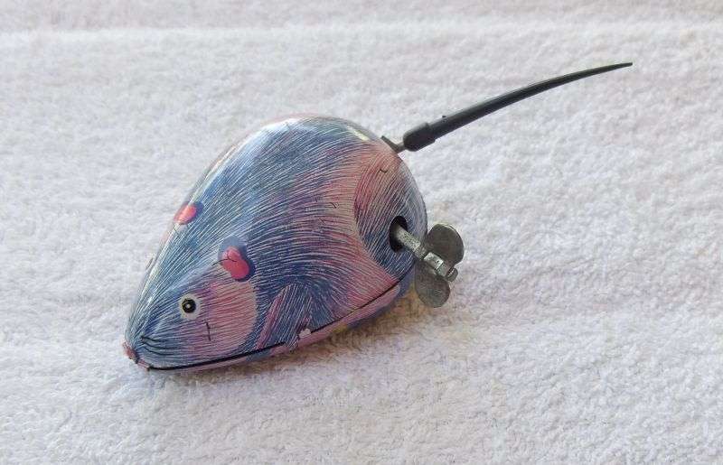 A VINTAGE TINPLATE WIND UP MOUSE