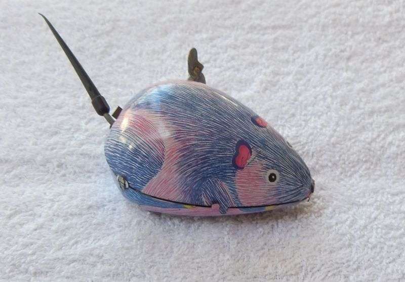 A VINTAGE TINPLATE WIND UP MOUSE