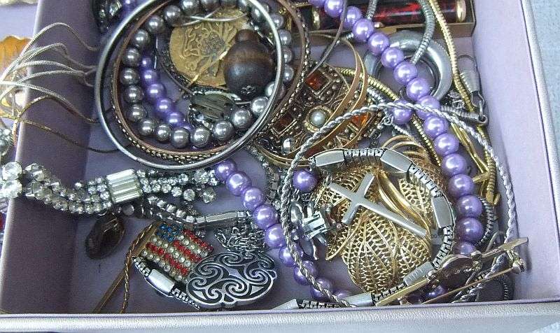 PANDORAS BOX ?? NO !! A VANITY CASE FULL OF VINTAGE JEWELS , SPARE PARTS PLUS BITS AND BOBS ...COOL