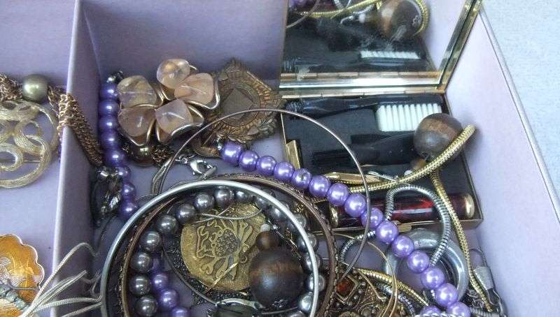 PANDORAS BOX ?? NO !! A VANITY CASE FULL OF VINTAGE JEWELS , SPARE PARTS PLUS BITS AND BOBS ...COOL
