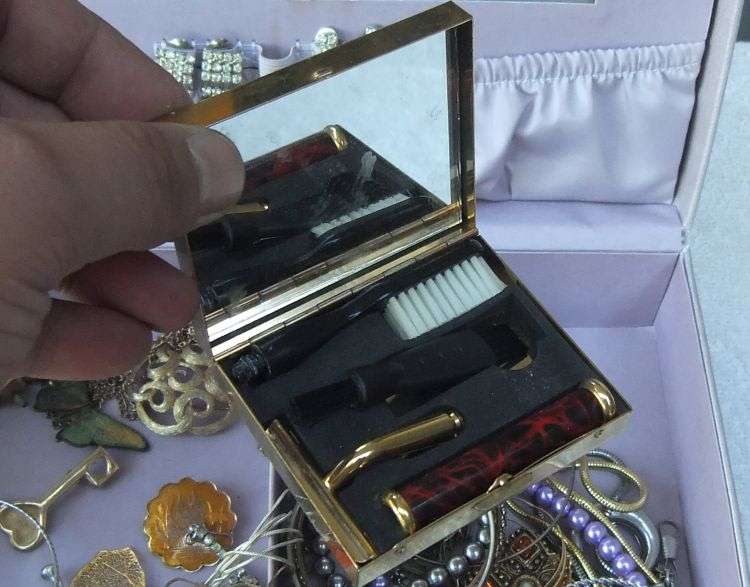 PANDORAS BOX ?? NO !! A VANITY CASE FULL OF VINTAGE JEWELS , SPARE PARTS PLUS BITS AND BOBS ...COOL