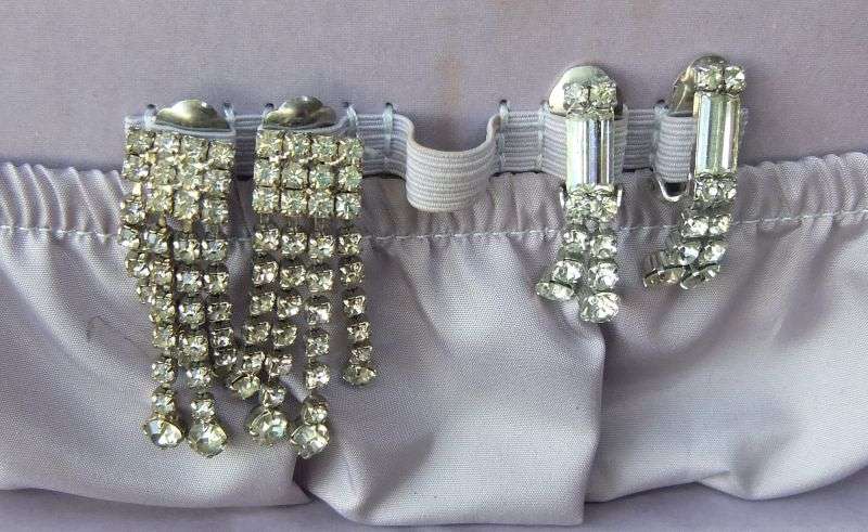 PANDORAS BOX ?? NO !! A VANITY CASE FULL OF VINTAGE JEWELS , SPARE PARTS PLUS BITS AND BOBS ...COOL