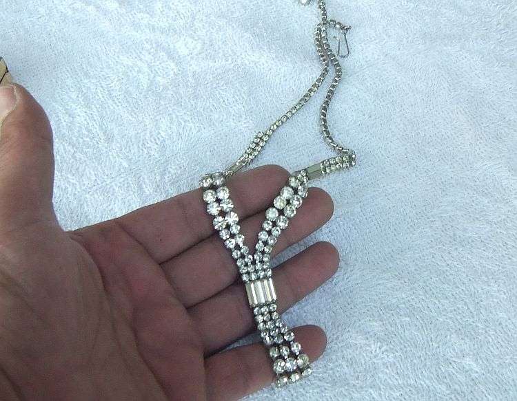 PANDORAS BOX ?? NO !! A VANITY CASE FULL OF VINTAGE JEWELS , SPARE PARTS PLUS BITS AND BOBS ...COOL