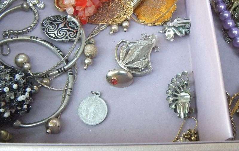 PANDORAS BOX ?? NO !! A VANITY CASE FULL OF VINTAGE JEWELS , SPARE PARTS PLUS BITS AND BOBS ...COOL