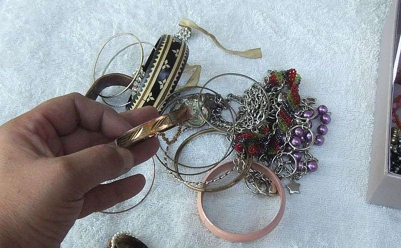 PANDORAS BOX ?? NO !! A VANITY CASE FULL OF VINTAGE JEWELS , SPARE PARTS PLUS BITS AND BOBS ...COOL