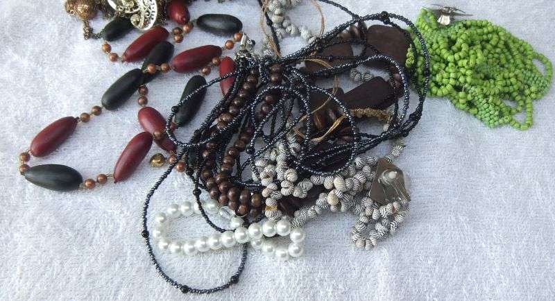 PANDORAS BOX ?? NO !! A VANITY CASE FULL OF VINTAGE JEWELS , SPARE PARTS PLUS BITS AND BOBS ...COOL