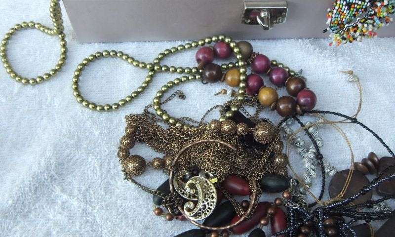 PANDORAS BOX ?? NO !! A VANITY CASE FULL OF VINTAGE JEWELS , SPARE PARTS PLUS BITS AND BOBS ...COOL