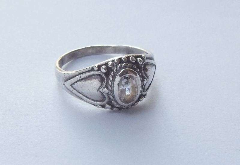 WOW !! A FABULOUS SOLID STERLING SILVER RING SET WITH A FACETED CLEAR STONE !!