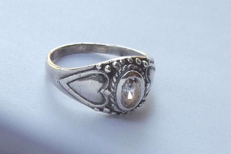 WOW !! A FABULOUS SOLID STERLING SILVER RING SET WITH A FACETED CLEAR STONE !!