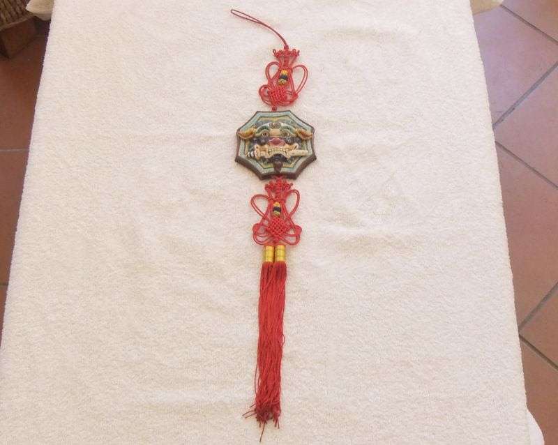 SO COOL !! A VINTAGE DETAILED SIGNED / STAMPED  CHINESE FOO DOG WALL HANGING ... WHAT A FIND !!