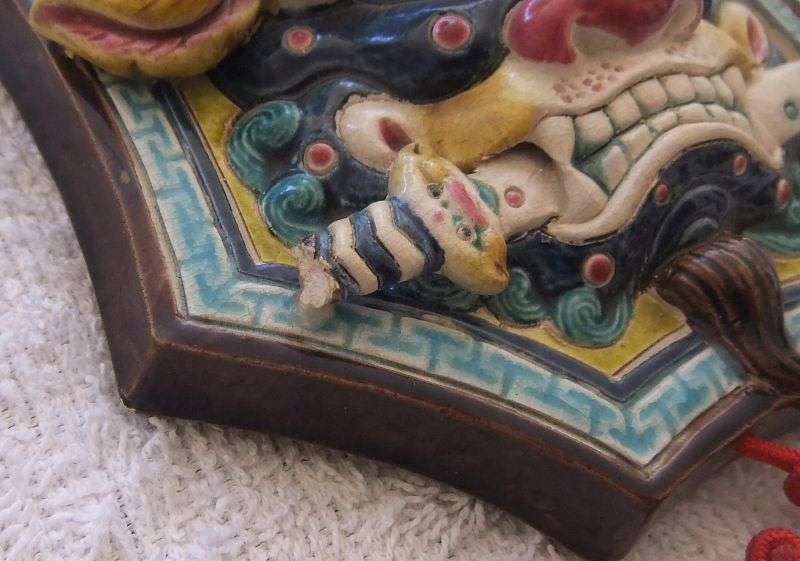 SO COOL !! A VINTAGE DETAILED SIGNED / STAMPED  CHINESE FOO DOG WALL HANGING ... WHAT A FIND !!