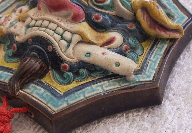 SO COOL !! A VINTAGE DETAILED SIGNED / STAMPED  CHINESE FOO DOG WALL HANGING ... WHAT A FIND !!