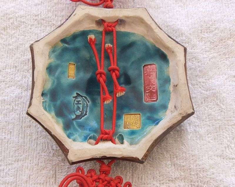 SO COOL !! A VINTAGE DETAILED SIGNED / STAMPED  CHINESE FOO DOG WALL HANGING ... WHAT A FIND !!