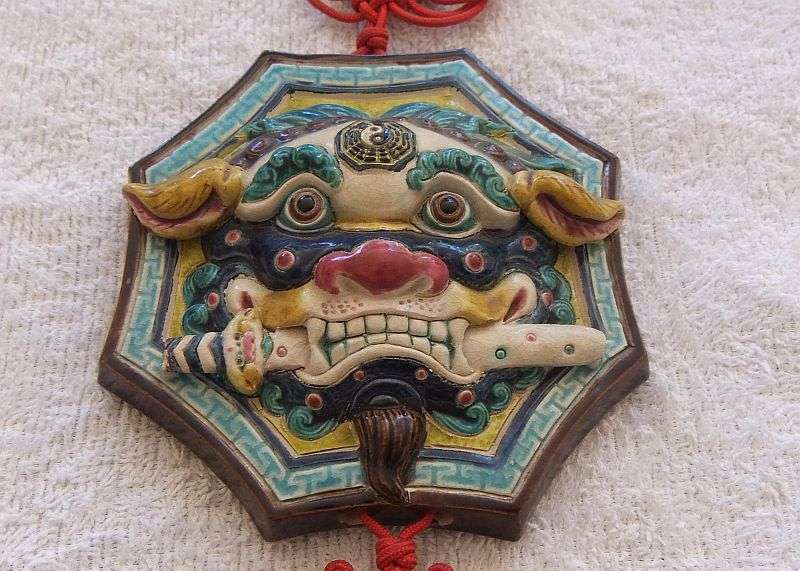 SO COOL !! A VINTAGE DETAILED SIGNED / STAMPED  CHINESE FOO DOG WALL HANGING ... WHAT A FIND !!