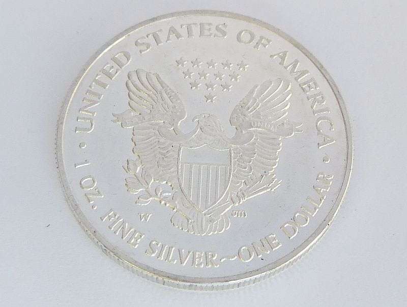 EXCELLENT INVESTMENT !! A MILLENNIUM EDITION 1 OUNCE FINE SILVER DOLLAR COIN !! 999.9 % PURE