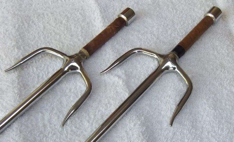 TOTALLY COOL !! HEAVY QUALITY TWIN SAI ( As used by "Raphael the Ninja Turtle" but these are real )