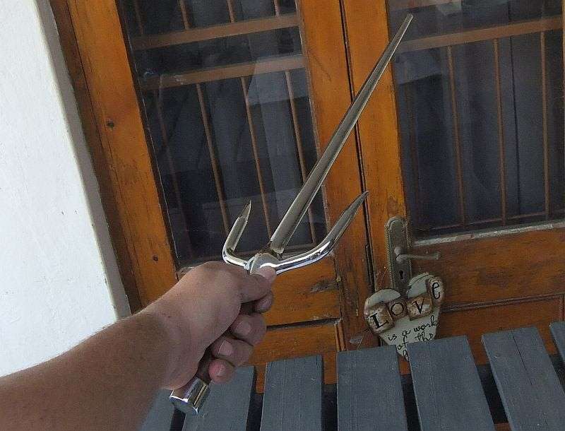 TOTALLY COOL !! HEAVY QUALITY TWIN SAI ( As used by "Raphael the Ninja Turtle" but these are real )