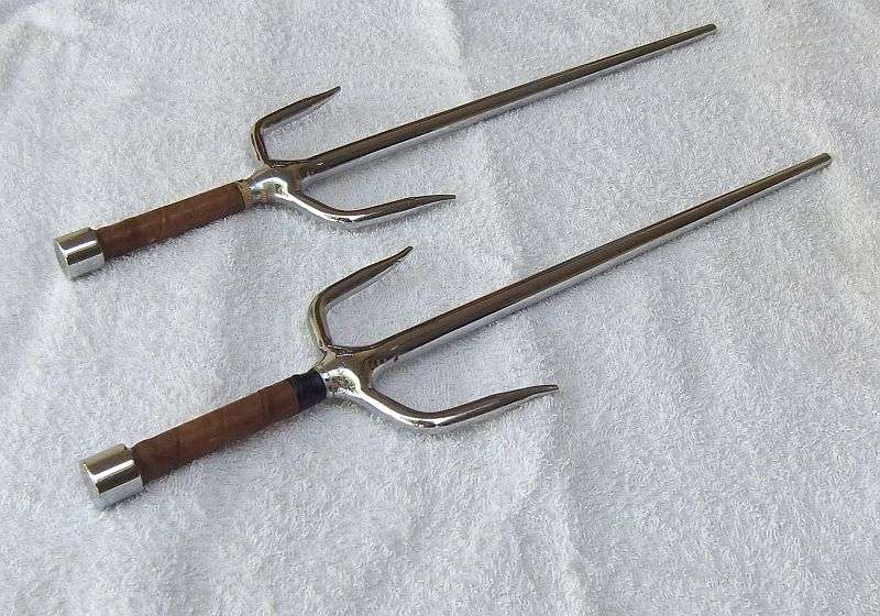 TOTALLY COOL !! HEAVY QUALITY TWIN SAI ( As used by "Raphael the Ninja Turtle" but these are real )