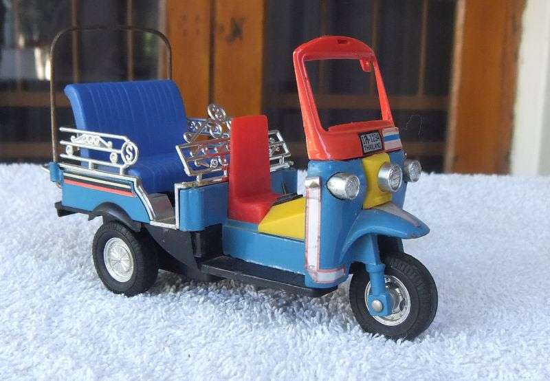 SO COOL !! A VINTAGE DIE CAST METAL  / TIN AND PLASTIC TOURIST RICKSHAW VEHICLE